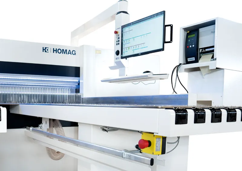 Opdeelzaag met etiketprinter in de werkplaats